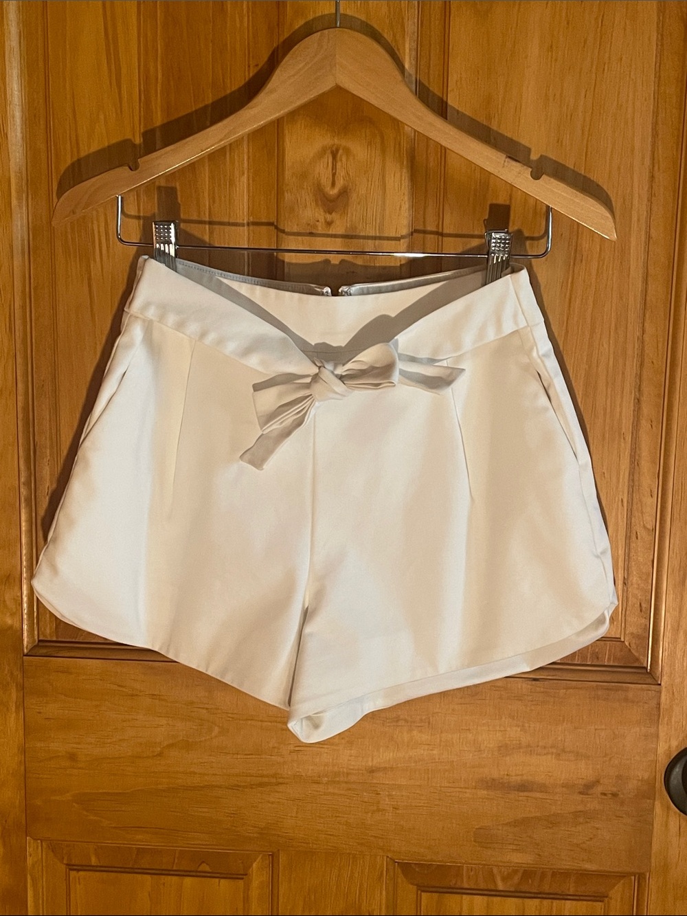 Bardot Elegant White Shorts with Bow & Pockets, Size 6